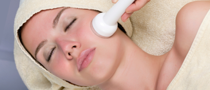http://performancehealthqld.com.au/wp/wp-content/uploads/2016/05/microdermabrasion1.jpg